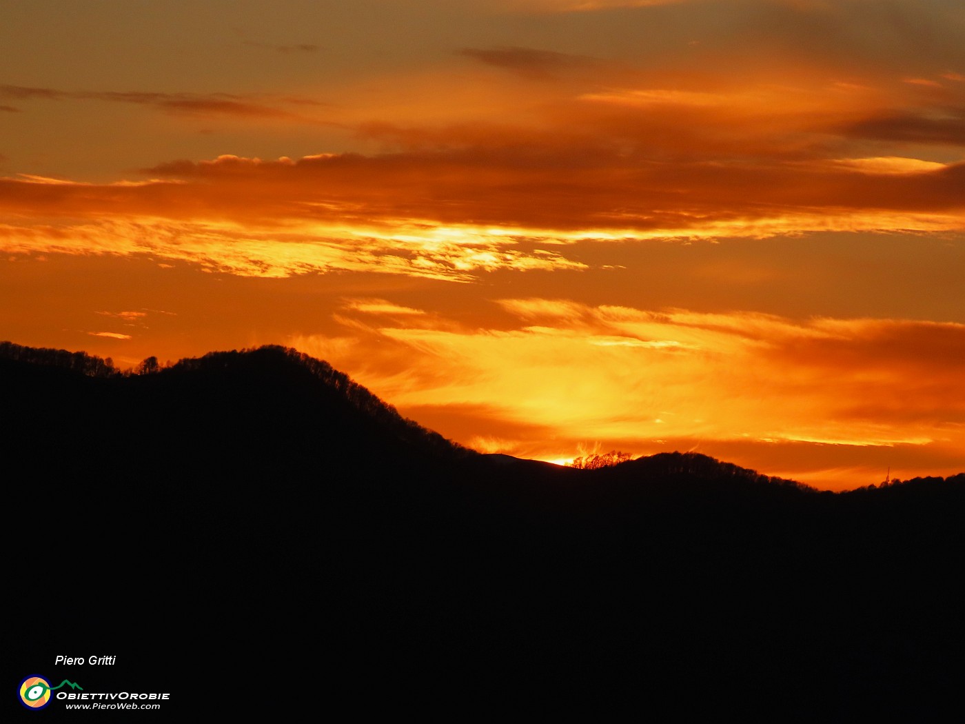 52 Il sole tramonta verso il Monte Zucco.JPG
